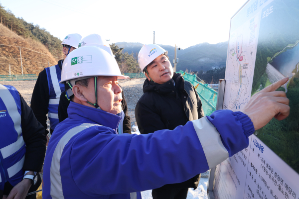 29일, 윤석대 한국수자원공사 사장(사진 앞줄)이 경북 봉화댐 좌안에서 건설 현장을 점검하고 있다.