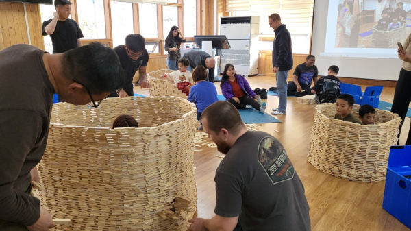 주한미군과 가족 참가자들이 산림치유 프로그램에 참여하고 있다.