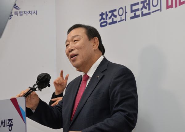 브리핑 하는 최민호 세종시장