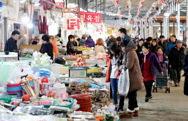 온누리상품권 환급행사가 진행되는 서부시장 모습.