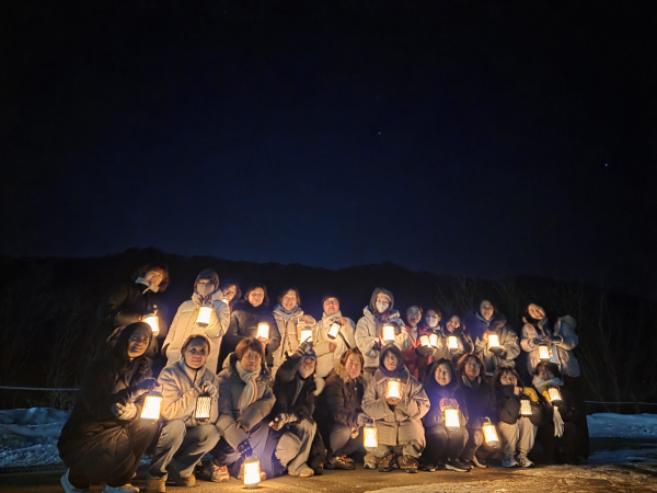 2월 3일 국립춘천숲체원에서 진행된 동계 특수교원연수 ‘숲을 보는        숲스쿨링’에 참여한 특수학교(급) 및 특수교육지원센터 교사들이 춘천숲체원 다온마을       겨울숲에서 자신의 호흡과 걸음에 집중하는 ‘별빛 걷기’ 프로그램에 참여 후 기념촬영