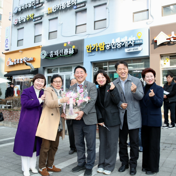 탄방동 한가람상가 간판개선사업 준공식을 개최했다