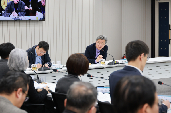 정용래 유성구청장이 6일 열린 주요업무계획 보고회에서 강조 사항을 전달하고 있다.