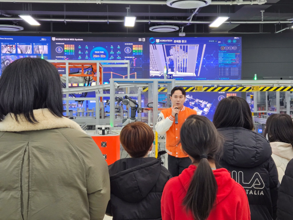 천안새순지역아동센터 청소년들이 다담미래학습관 스마트팩토리 실습 공간에서 미래 제조 기술과 자동화 시스템을 체험하고 있다.