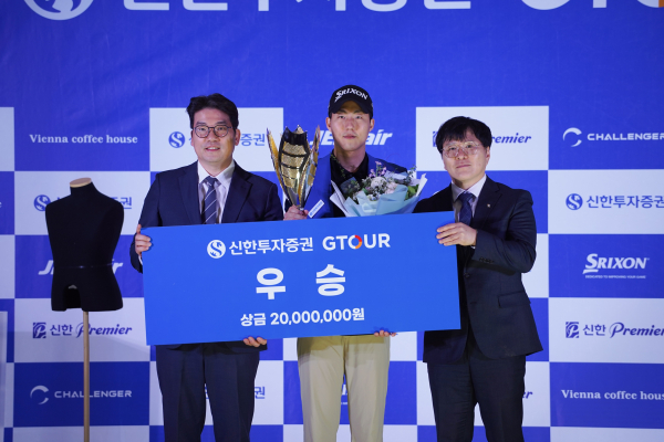 ‘2026 신한투자증권 GTOUR’ 2차 대회 시상식에서 (왼쪽부터)골프존 손장순 전무, 우승자 장정우, 신한투자증권 주식회사 김수성 영업 본부장이 기념사진
