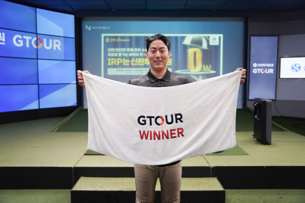 ‘2026 신한투자증권 GTOUR’ 2차 대회 우승자 장정우가 위너 타월을 들고 기념사진을 촬영하고 있다