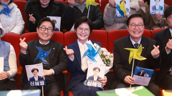 (왼쪽부터) 박범계 국회의원, 신혜영 서구의원, 장종태 국회의원 <br>