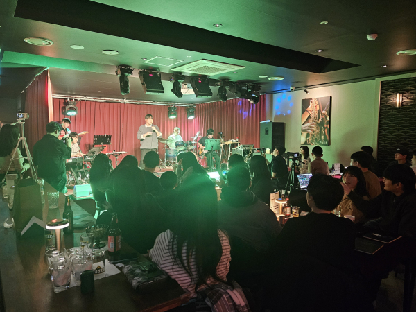 대전의 대표 명소로 자리매김한 라이브 재즈 바 '몽크'에서 열린 애드립 겨울 공연 모습.