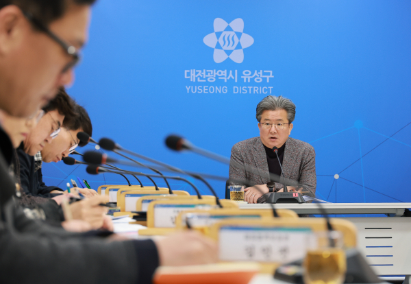 정용래 유성구청장이 9일 주간간부회의에서 행정통합 진행 상황 등을 설명하고 있다.