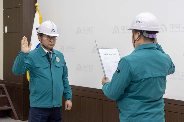 최충규 대덕구청장(사진 왼쪽)이 11일 구청 청렴관에서 열린 중대재해 제로(ZERO) 결의대회에서 근로자 대표의 중대재해 제로 선서문 낭독을 경청하고 있다.