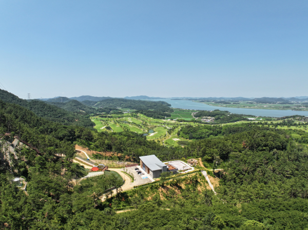 곰개나루 일대가 내려다보이는 국립익산치유의숲의 전경.
