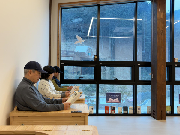 국립익산치유의숲을 찾은 참가자들이 ‘온기 충전 숲 속 반신욕’ 프로그램을 체험하고 있다.