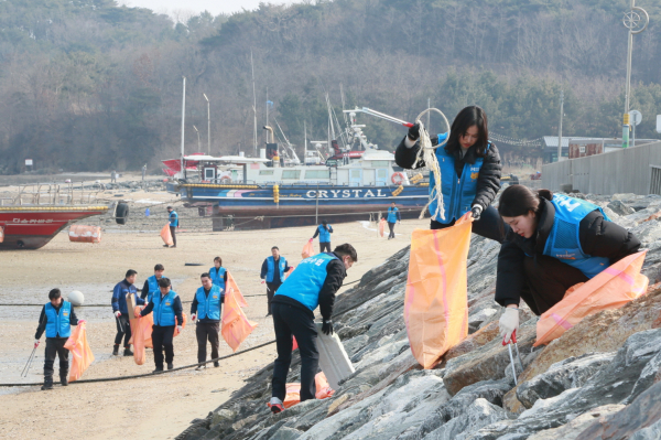 현대제철이 설 명절을 앞두고 12일 장고항 일원에서 민관 합동 연안정화 활동을 실시했다