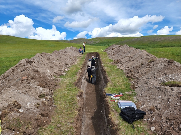 KIGAM 활성지구조연구센터 연구팀이 몽골 모고드 단층대에서 현장 조사를 수행하고 있다.