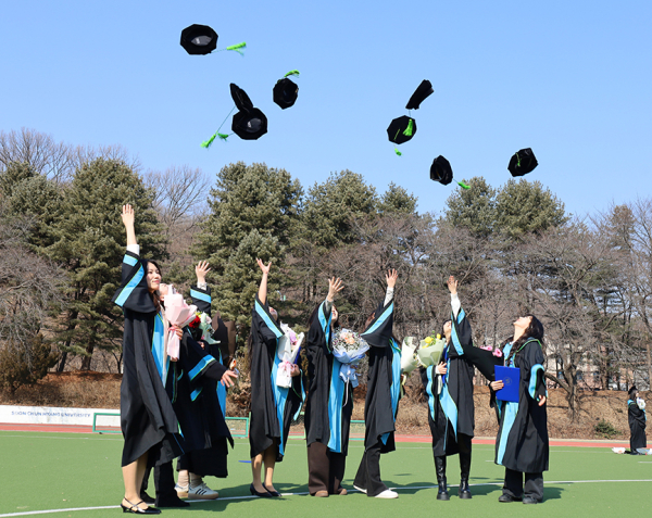 “학사모 휘날리며~”....학사모 던지며 퍼포먼스하는 졸업생들