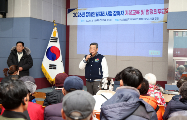 지난 9일 시각장애인협회를 찾은 가세로 군수 모습.