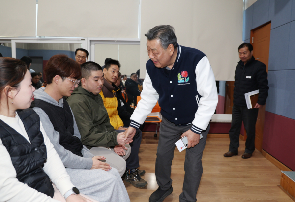 지난 9일 시각장애인협회를 찾은 가세로 군수 모습.