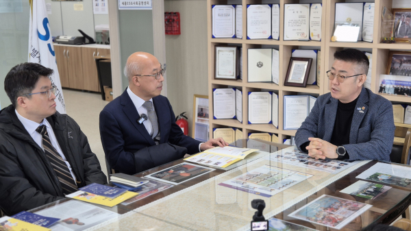 법제처 조원철 처장과 김부유 회장이 그냥드림사업 추진방향에 대해 의견을 나누는 모습