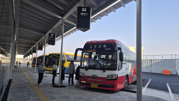 유성복합터미널 승차장 모습