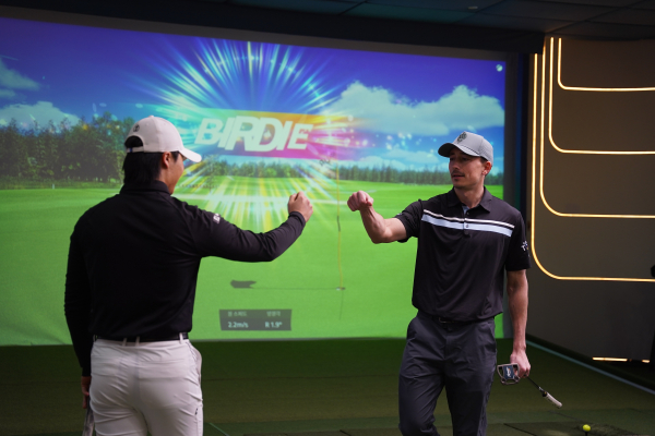 지난 7일 진행된 GTOUR 2차 대회에서 초청선수로 출전한 미국 GOLFZON TOUR 시즌2 우승팀 더글라스 피에스코가 첫 버디를 성공하고 GTOUR 선수와 인사를 하고 있다