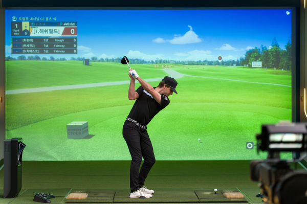 토마스 허쉬필드가 첫 홀에서 드라이버 샷을 하고 있다