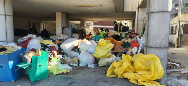 유천1동에서 진행된 저장강박 가구 방치 폐기물 청소 모습