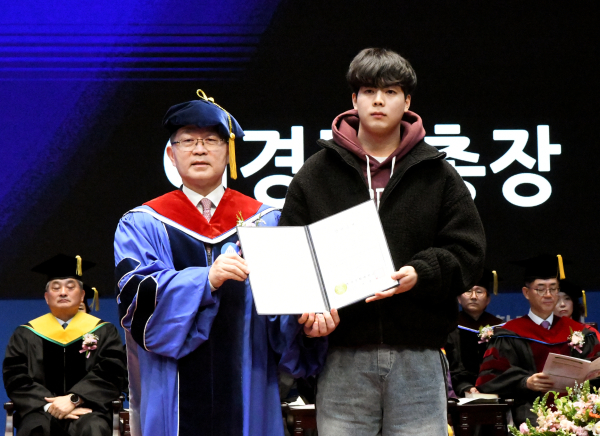 장학증서 수여자 노유찬 학생과 백석문화대 총장 이경직 기념사진 (왼쪽 이경직 총장 오른쪽 노유찬 학생)