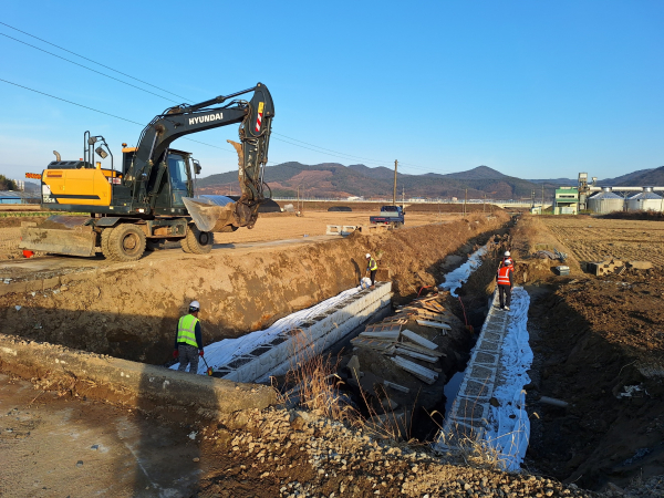 지난해 집중호우로 피해를 본 하천의 긴급 복구를 진행하고 있다.