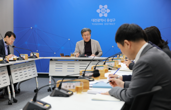 정용래 유성구청장이 9일 주간간부회의를 주재하고 있다.