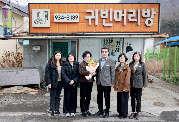 6·25전쟁 화랑무공훈장 유가족에 전수 기념사진