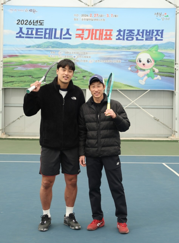 대전 동구청 소프트테니스팀 김현수 선수(왼쪽)