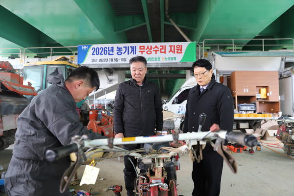 남대전농협 강병석 조합장(사진 우측)과 노성농협 허용실 조합장(사진 가운데)이 관리기 수리를 지켜보고 있다.