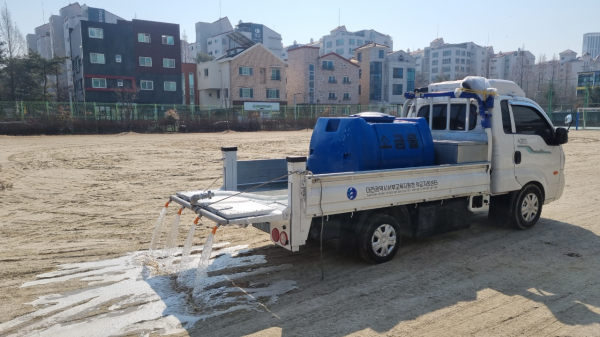 잡초 발아 억제 지원 염수 살포 모습