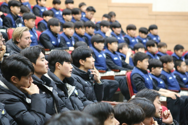 충남아산FC, 선수단 대상 SNS 윤리 교육 진행 모습