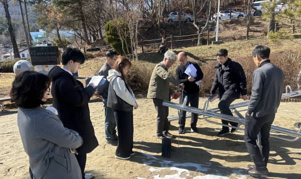 봄철·개학기 어린이놀이시설 민관 합동 안전점검 모습