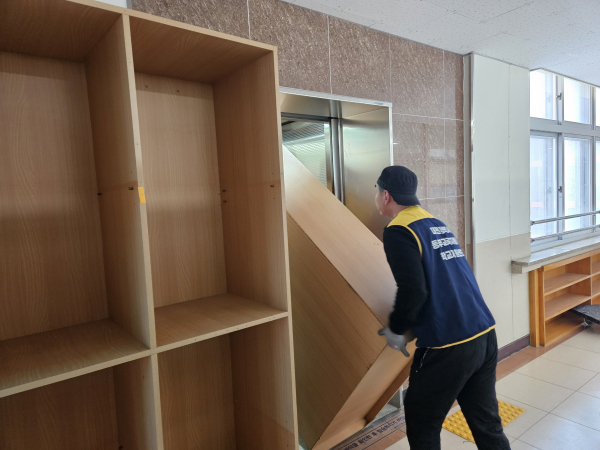 동부 학교지원센터 교실재배치 작업 사진