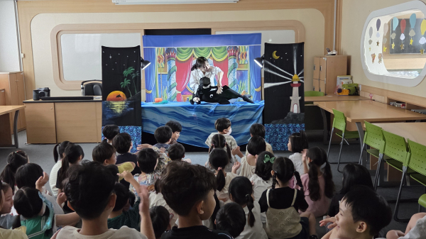 지난해 학교로 찾아가는 ‘책을 담은 예술 프로그램’ 모습