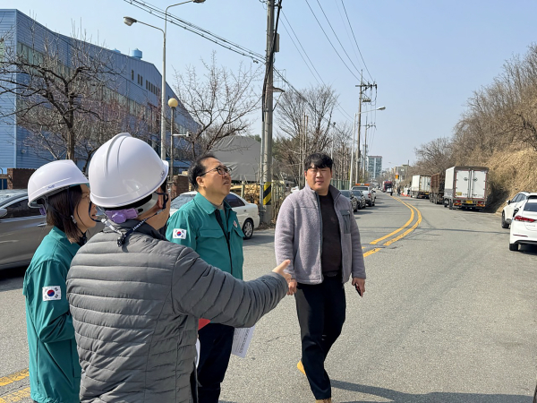 윤금성 대덕구 부구청장(사진 왼쪽 세 번째)이 17일 해빙기 안전사고 예방을 위해 급경사지, 산사태 취약지역 등 현장 안전점검을 진행하고 있다.