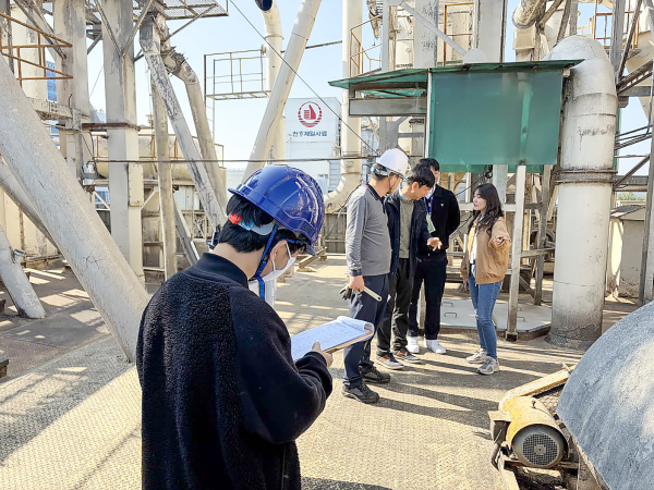 대전 대덕구 관계자와 전문가들이 악취방지시설 설치 지원 대상 선정을 위해 사업장을 방문해 현장조사 진행