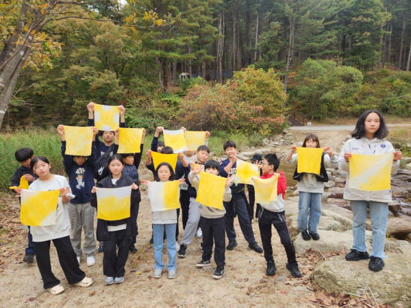 지난 2025년 국립춘천숲체원에서 진행된 '자연에 물들다' 프로그램에 참여한                 청소년들이 천연 재료를 활용해 옷감을 물들이며 산림 자원의 가치 체험