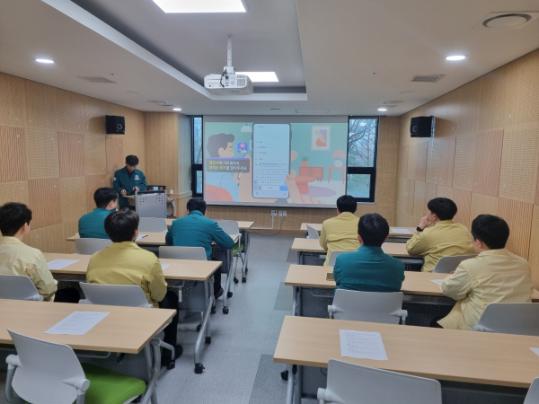 민방위 대원이 참여하여 토의훈련을 하는 모습