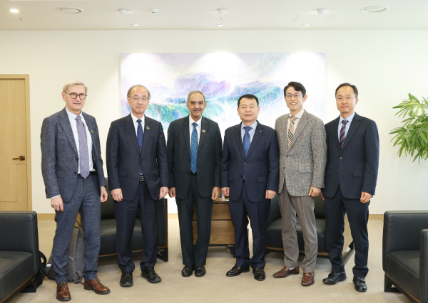 19일, 윤석대 한국수자원공사 사장이 대전 본사를 방문한 국제대댐회 임원진과 면담을 하고 기념사진  (오른쪽 세 번째부터 한국수자원공사 윤석대 사장, 국제대댐회 데벤드라 쿠마르 샤르마(Devendra Kumar Sharma) 총재, 테츠야 수미(Tetsuya Sumi) 부총재, 프레데릭 코레제(Frederic Correge) 사무총장)