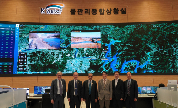 19일, 대전 한국수자원공사 본사를 방문한 국제대댐회 임원진이 물관리종합상황실 견학 후 한국수자원공사 관계자들과 기념사진