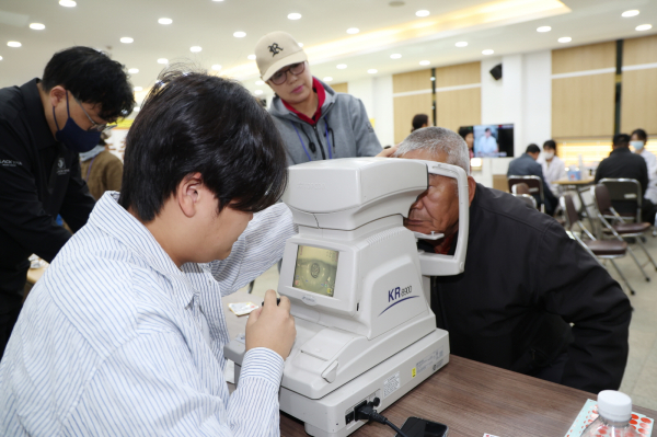19일 남면농협 2층에서 검진 중인 모습.