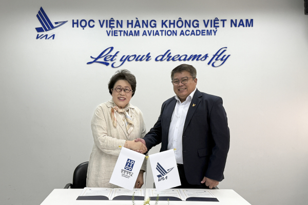 협약식 사진(좌 김종희 상명대 총장, 우 쩐 화이 안 베트남항공대학교 총장)