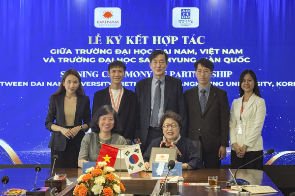 행사 사진(앞 줄 오른쪽 김종희 상명대 총장, 앞 줄 왼쪽 다오 티 투 짱 다이남대학교 총장)