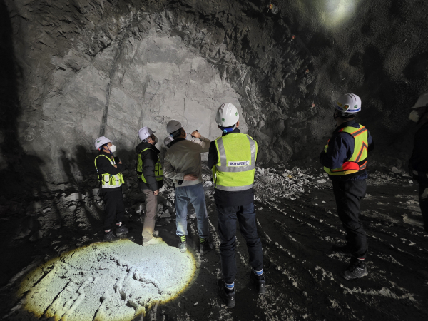 강원본부가 24일 ‘여주~원주 철도건설사업’ 현장에서 터널 안전·품질 합동점검을 하고 있다.