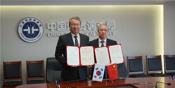 KIGAM-CGS 업무협약식. 왼쪽이 KIGAM 권이균 원장, 오른쪽은 CGS 슈 쉐이 부국장.