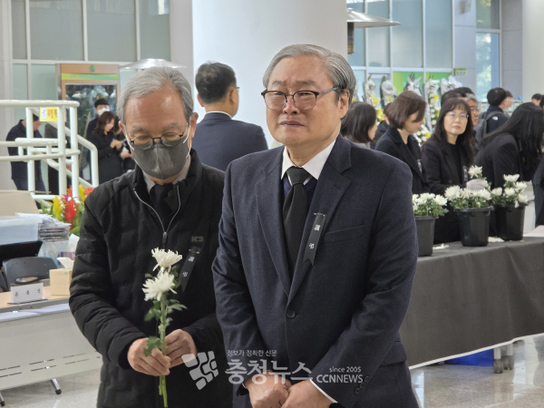 손주환 안전공업 대표가 23일 화재 사망자들을 위해 마련된 합동분향소에서 조문 중 울먹이고 있다. / 이성현 기자