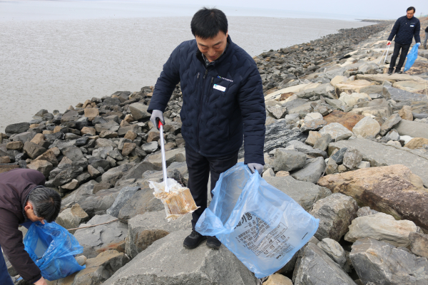 새봄 맞이 환경 정화 활동 진행 모습
